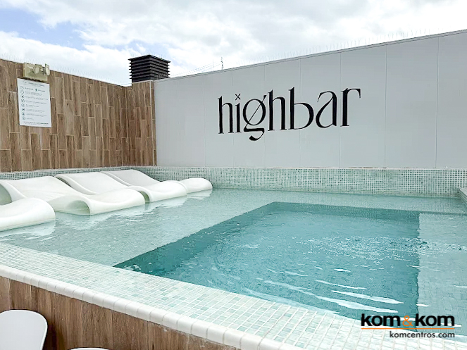 Piscina del Highbar con tumbonas de poliester dentro de la piscina.